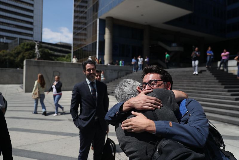 Liberan a reporteros de Efe que se encuentran con cónsul español Julio Navas