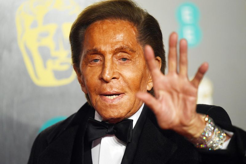 El diseñador Valentino saluda a los presentes a su llegada al Royal Albert Hall en Londres