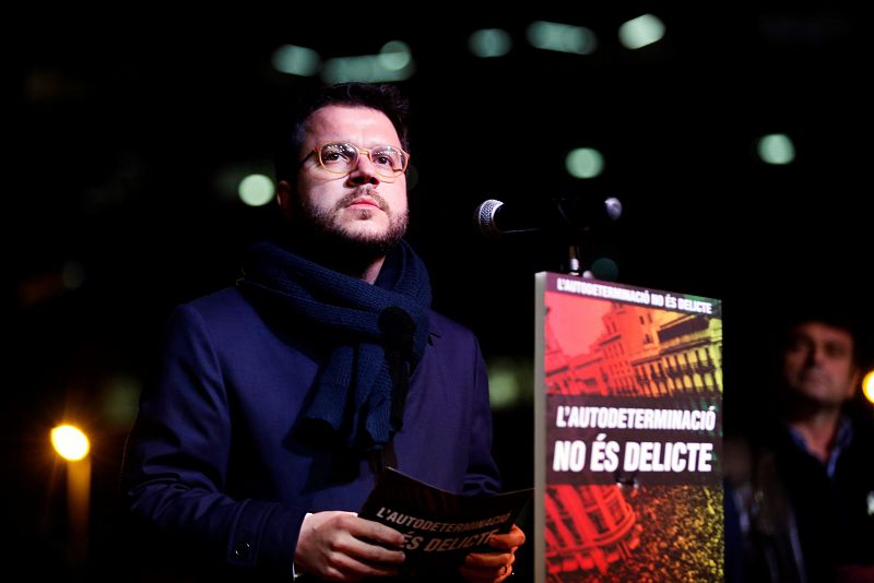 El vicepresidente de la Generalitat, Pere Aragonés, interviene durante la concentración contra el juicio del "procés" en Barcelona con el lema "la autodeterminación es un derecho, no un delito".
