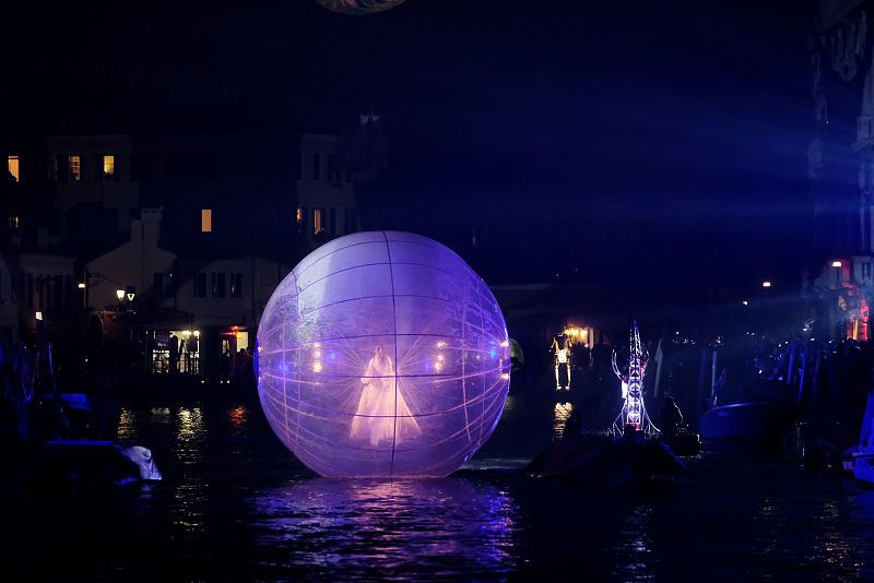 La gente disfruta del desfile acuático que marca el comienzo del Carnaval en Venecia