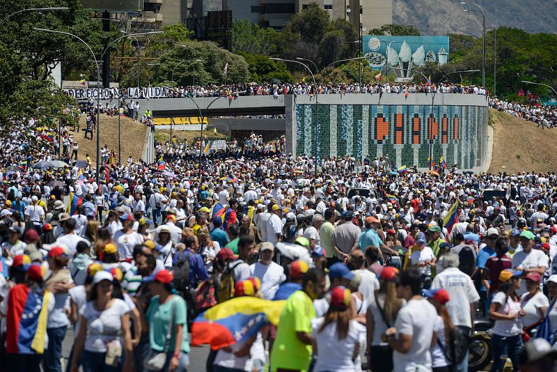 Los partidarios del líder opositor venezolano, Juan Guaidó, participan en una concentración en Caracas