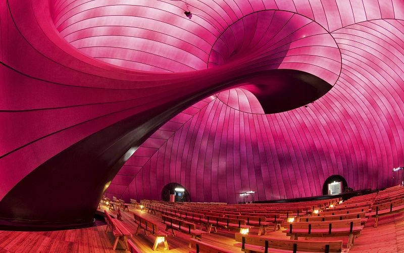 Interior del auditorio de Matsushima (Japón), concebido por el escultor británico Anish Kappor y el arquitecto nipón Arata Isozaki (2013).