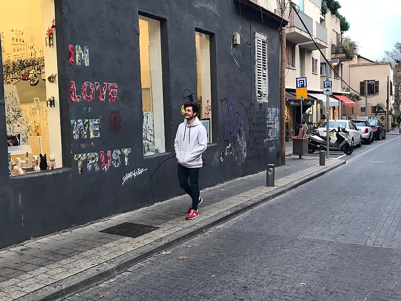 Miki pasea por el barrio de Neve Tzedek