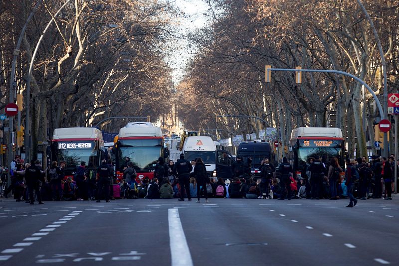 Huelga 8-M: Cortes de tráfico en Barcelona