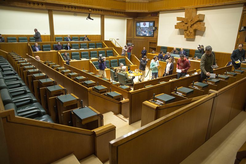Huelga 8-M: Suspensión del pleno en el Parlamento Vasco
