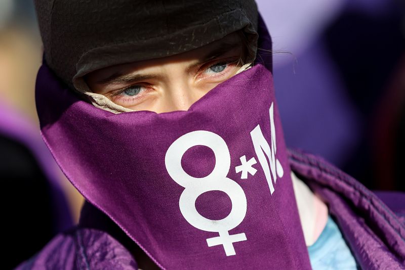 Una mujer con un pañuelo sobre el rostro acude una concentración con motivo del Día Internacional de la Mujer, este viernes en Berlín (Alemania). El gobierno regional de la ciudad estado alemana ha declarado festivo el 8 de marzo.