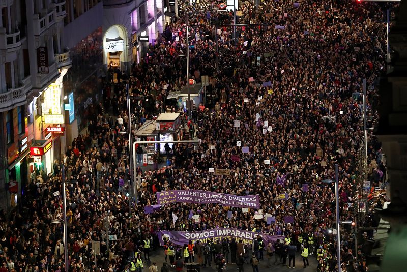 Una "marea morada" toma esta noche las calles de Madrid con motivo del Día Internacional de la Mujer en una gran manifestación (350.000 personas según fuentes policiales) presidida por un ambiente festivo, pero también muy reivindicativo, con la que