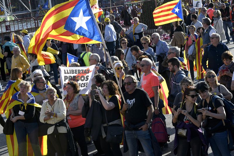 Manifestación que bajo los lemas "Autodeterminación no es delito" y "Democracia es decidir" ha sido convocada por más de sesenta colectivos sociales, organizaciones del 15M, entidades republicanas y antifascistas, además de ANC y Òmniun Cultural