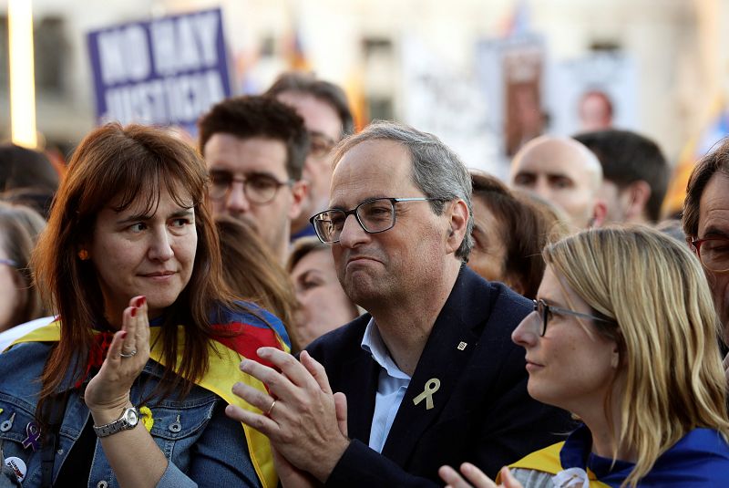 El presidente de la Generalitat, Quim Torra, junto a la consejera de la Presidencia, Elsa Artadi, y la titular de Cultura y número dos de la lista de JxCat al Congreso en las elecciones generales del 28 de abril, Laura Borràs