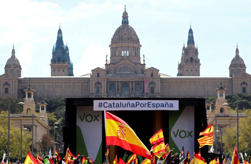 Las banderas de España ondean en Barcelona durante el acto organizado por Vox