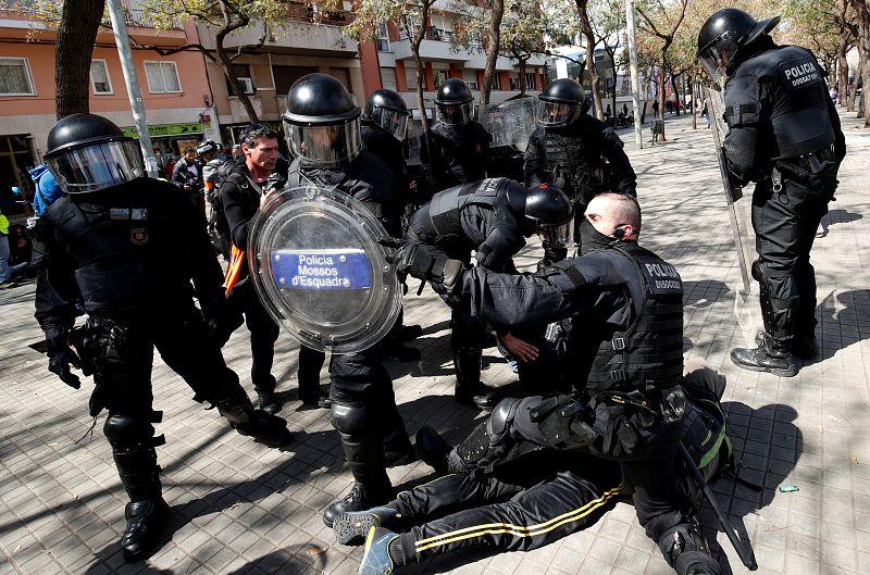 Los Mossos d'Esquadra detienen a una persona en la protesta de los CDR contra el acto de Vox
