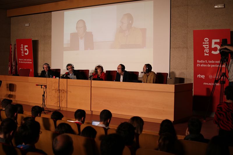 Mesa coloquio sobre la revolución digital que viven los medios.