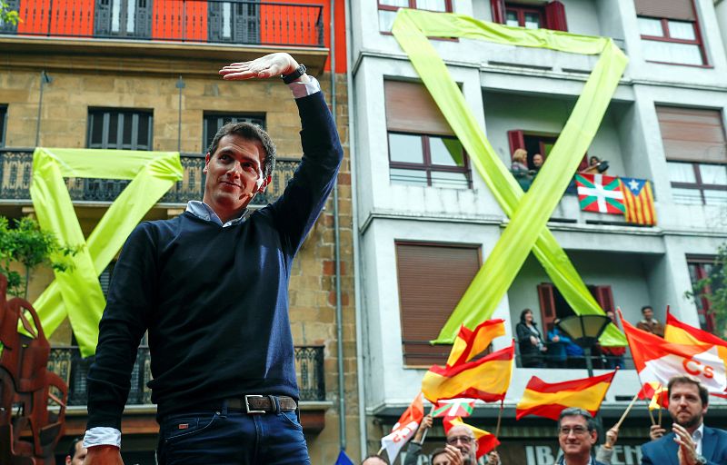 Rivera es recibido en Rentería con caceroladas y gritos de "fascista"