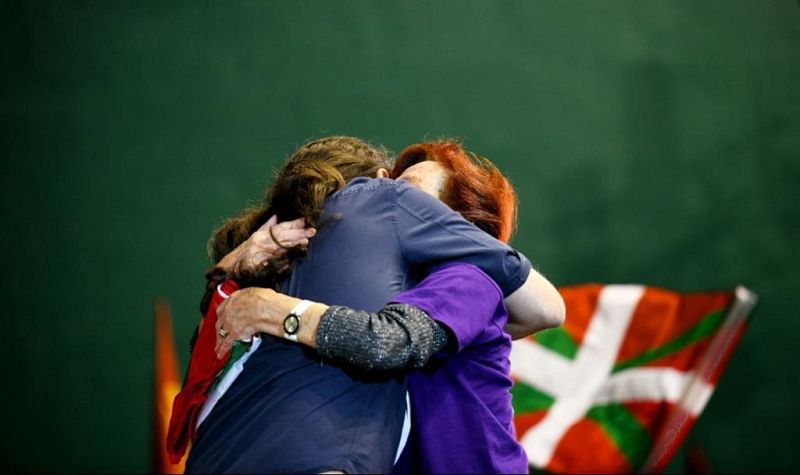 Iglesias se abraza con una histórica militante de Lasarte