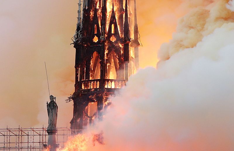 Las primeras hipótesis del incendio apuntan a las obras de restauración que se estaban realizando. 