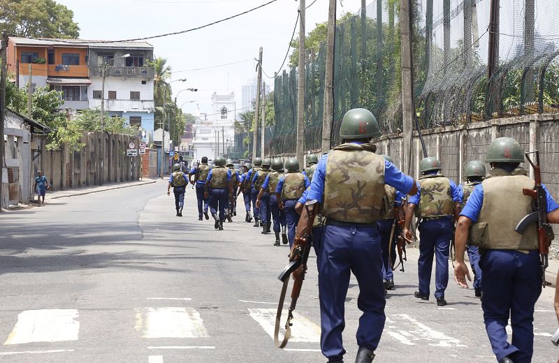 Policías armados junto a la iglesia de San Antonio tras el ataque
