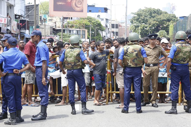 La Policía acordona la zona tras el ataque en la iglesia de San Antonio en Colombo