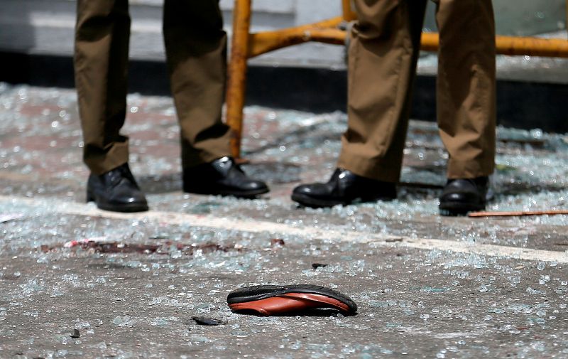 El zapato de una de las víctimas entre cristales tras la explosión en la iglesia de San Antonio en Colombo