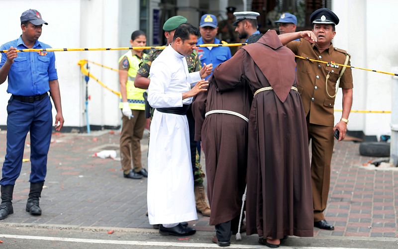 Monjes se dirigen al interior de la iglesia de San Antonio tras la explosión