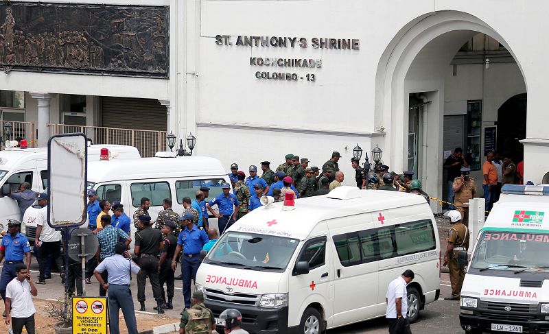 Ambulancias y oficiales junto a la iglesia de San Antonio tras la explosión
