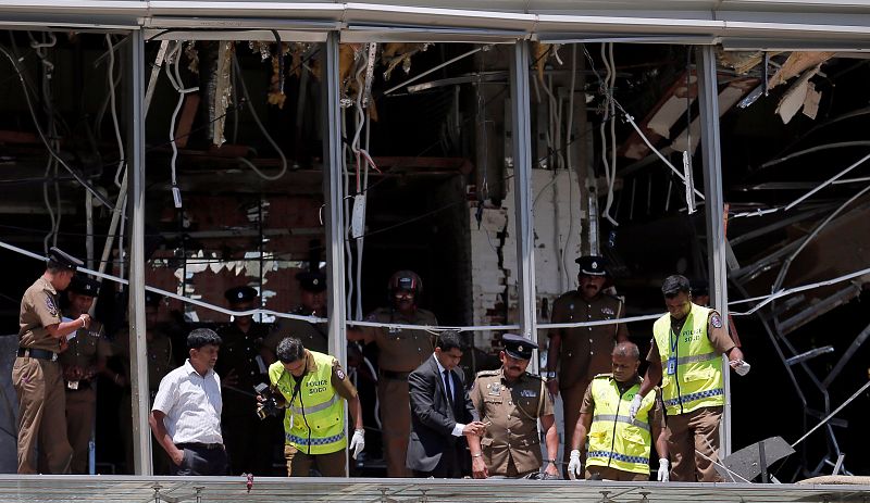 Las Fuerzas de Seguridad inspeccionan el área de la explosión en el hotel Shangri-La en Colombo