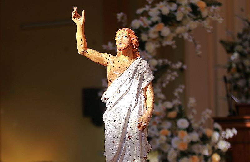 Una escultura de Jesucristo salpicada con la sangre de las víctimas del atentado en la iglesia de Negombo