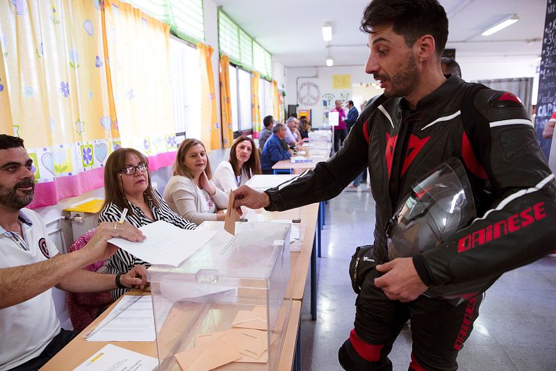 Un motero vota en Rincón de la Victoria