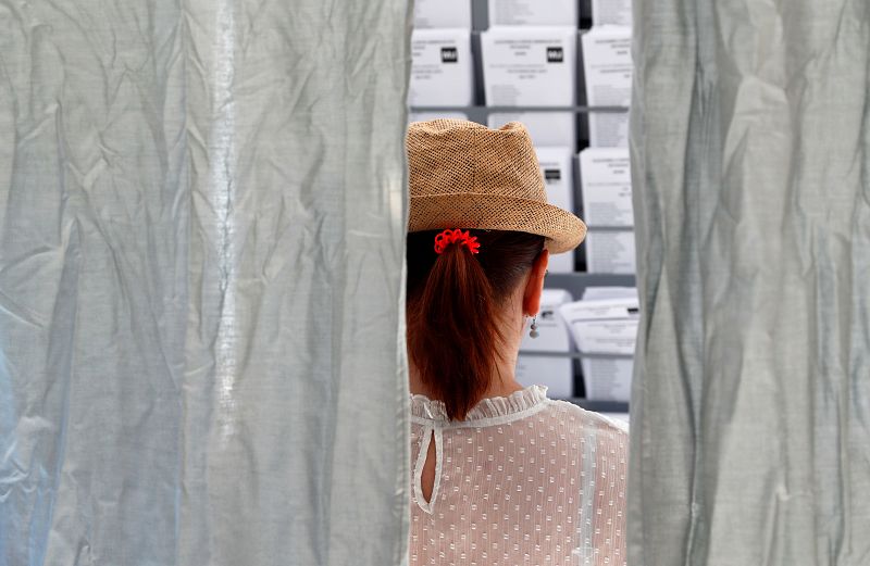 Una mujer en una cabina electoral