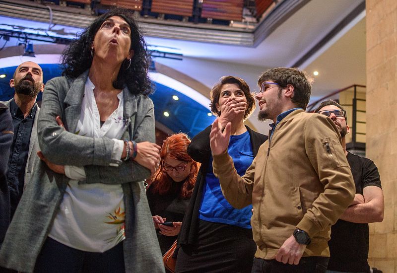 El secretario general de Podemos Euskadi, Lander Martínez, y la parlamentaria vasca de la coalición, Eukene Arana, siguen junto a compañeros de la coalición Elkarrekin Podemos los primeros resultados del escrutinio