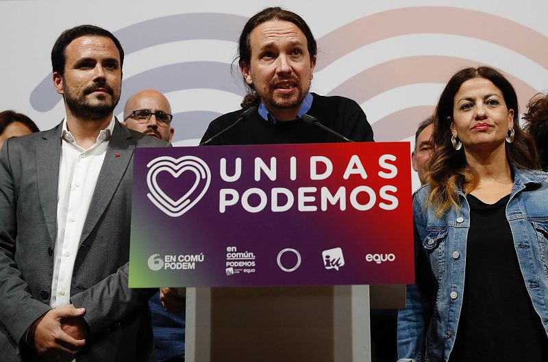 El candidato de Unidas Podemos, Pablo Iglesias , junto al coordinador federal de IU, Alberto Garzón (i), durante su su comparecencia esta noche electoral en el Teatro Goya de Madrid.