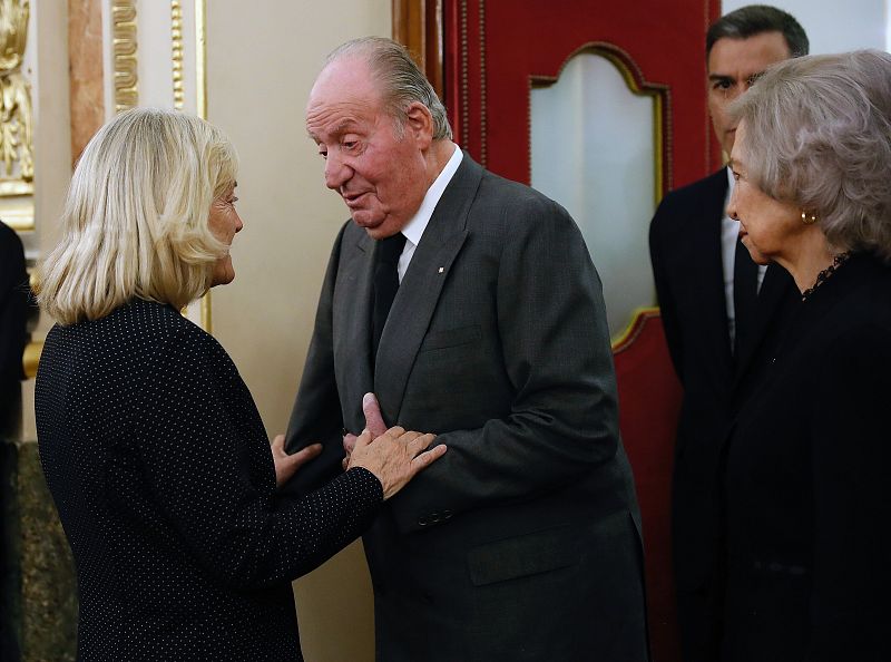 Juan Carlos I da el pésame a la viuda de Rubalcaba