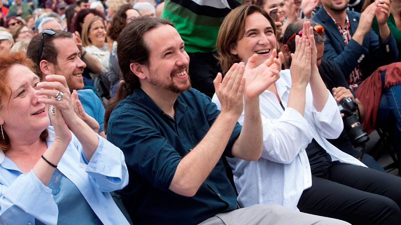Iglesias arropa a Colau