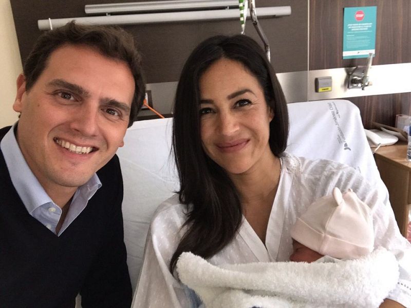 El presidente de Ciudadanos, Albert Rivera, ha visitado este sábado a la candidata de su partido a la Comunidad de Madrid,  Begoña Villacís, y a su hija recién nacida, Inés.