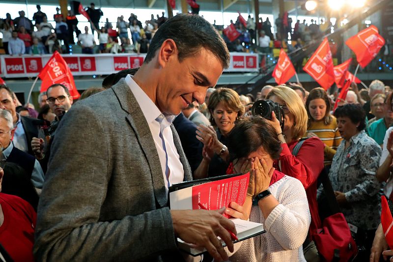 Sánchez firma un ejemplar de su 'Manual de resistencia'