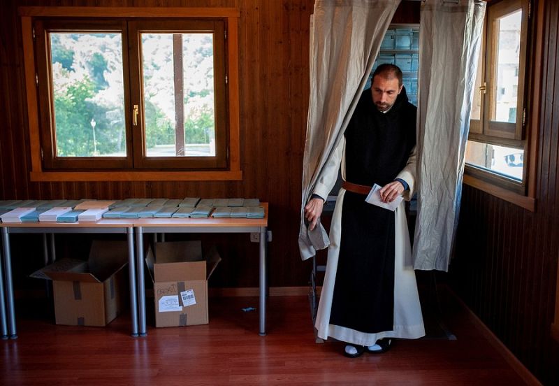 Un monje vota en las elecciones municipales y europeas en Ourense