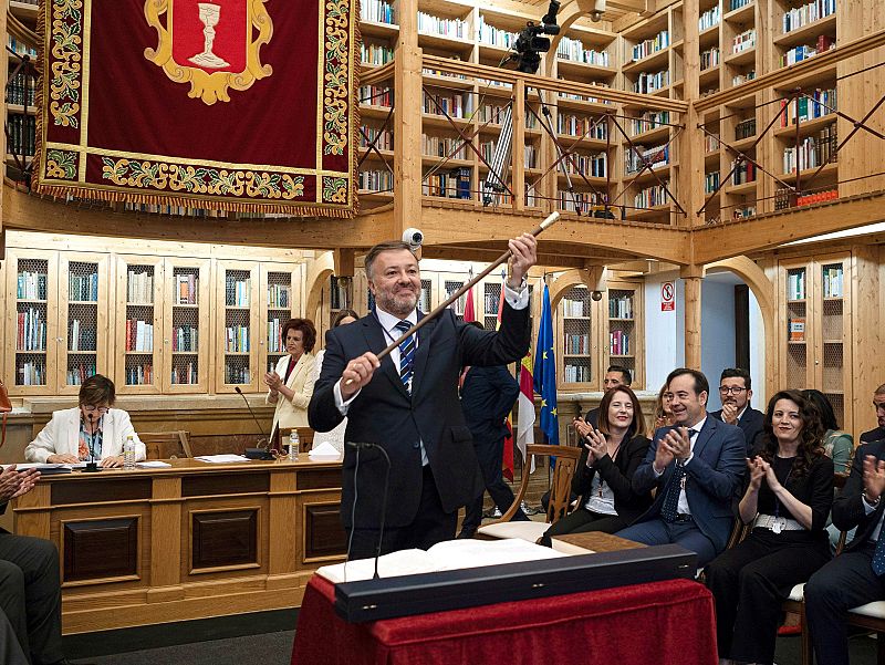 El socialista Darío Dolz, tras recibir el bastón de mando en la sesión de constitución del Ayuntamiento, donde ha sido elegido nuevo alcalde de Cuenca.