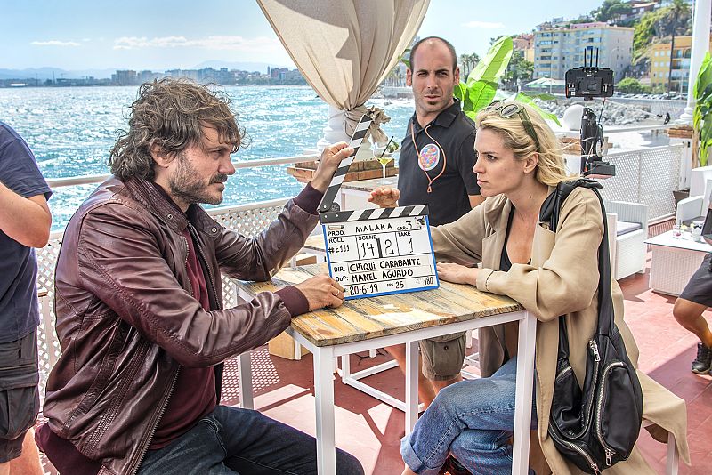Salva Reina y Maggie Civantos durante el rodaje de 'Malaka'