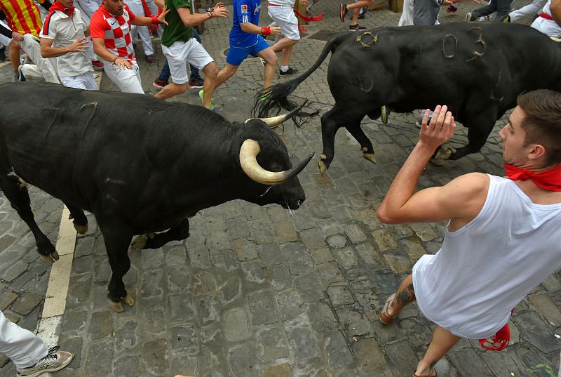 Numerosos participantes han corrido el primer encierro de los Sanfermines 2019. 