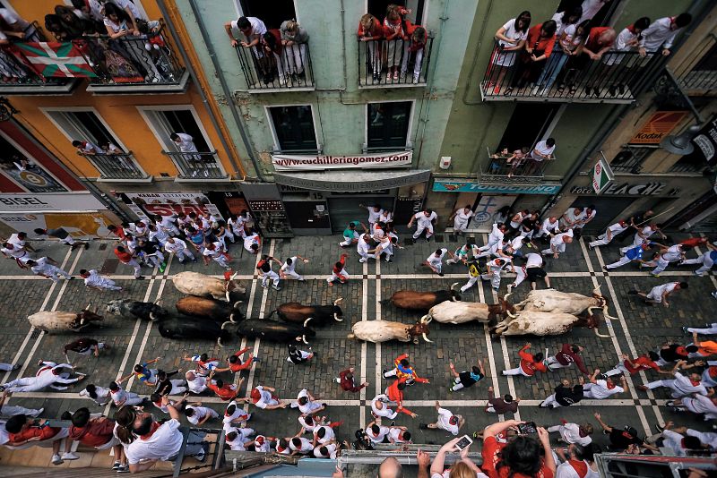 Los Cebada Gago protagonizan el segundo encierro de los Sanfermines 2019