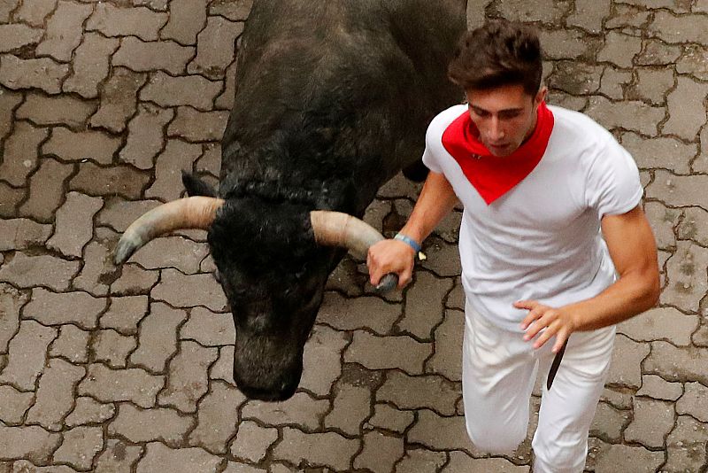 Un corredor agarra el pitón de un victorino