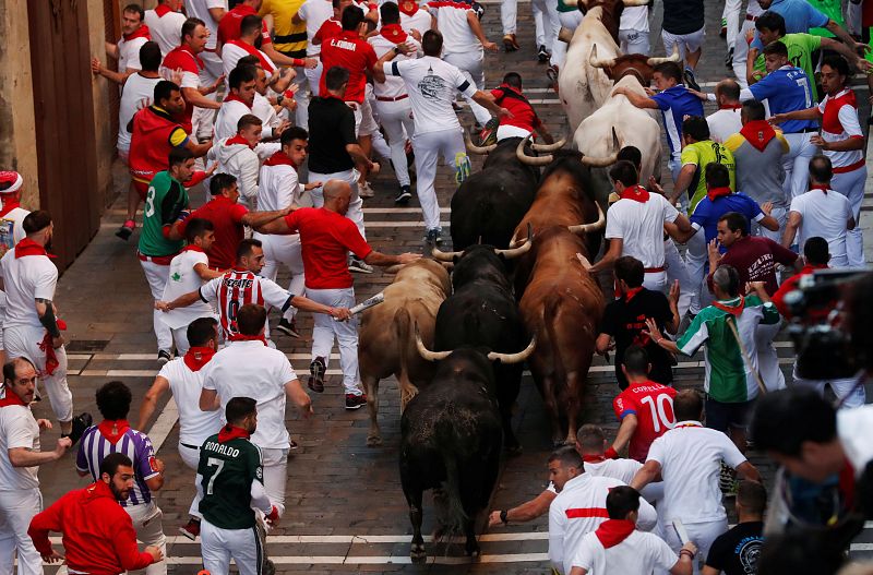 Los mozos flanquean a la manada