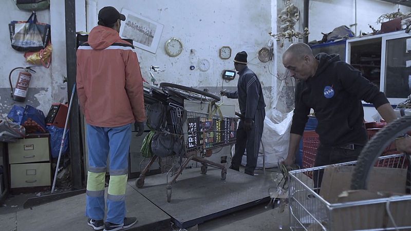 El documental "Salir del paso" narra la situación de los chatarreros en Barcelona