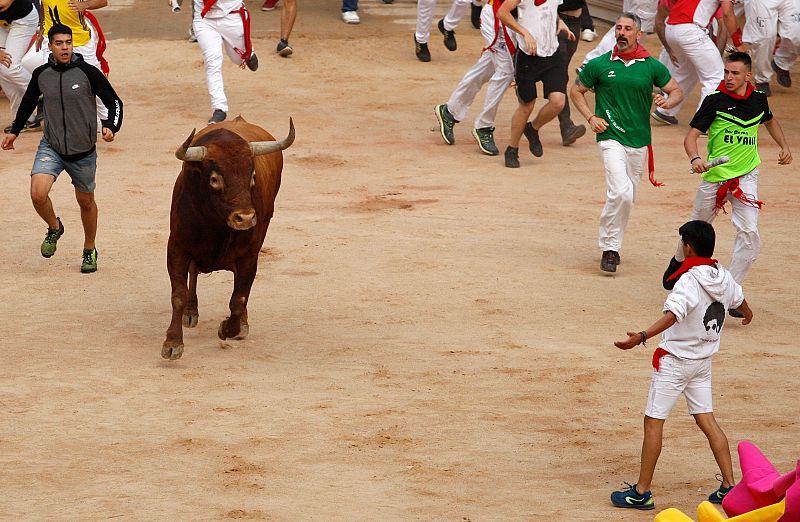 Un toro colorado rezagado ha retrasado la finalización del encierro.