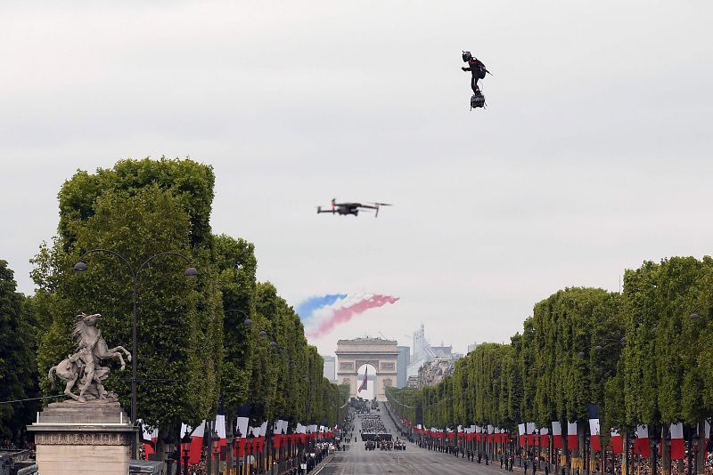 Vista general de los Campos Elíseos con el 'Flyboard' de Zapata en primer plano