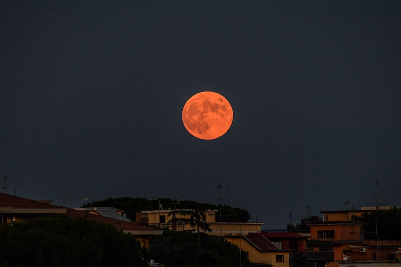 El eclipse parcial de luna, en imágenes