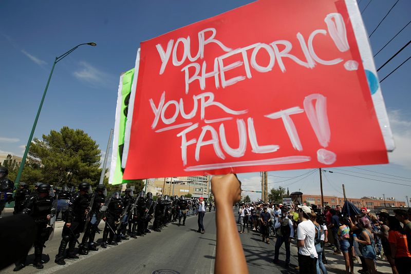 Manifestantes esperaban en el exterior del University Medical Center de El Paso, donde se encuentran ingresados los heridos en el tiroteo