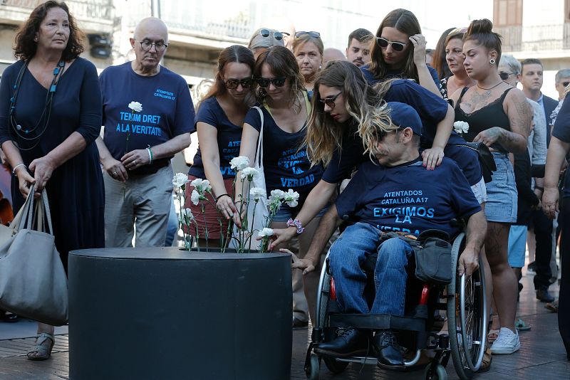 Familiares de las víctimas llevan camisetas en las que exigen saber la verdad
