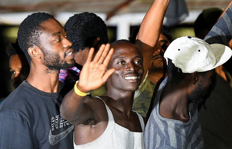 El desembarco de los 83 migrantes del Open Arms al puerto de Lampedusa