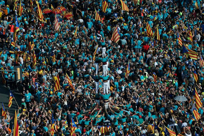 Un grupo de 'castellers' forma una torre humana durante la manifestación con motivo de la Diada. 