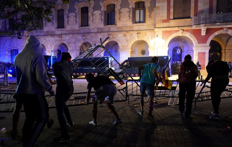 Decenas de Mossos d'Esquadra se han desplegado ante las puertas del Parlament, donde se han vivido momentos de tensión entre un grupo de manifestantes independentistas, algunos de ellos encapuchados.